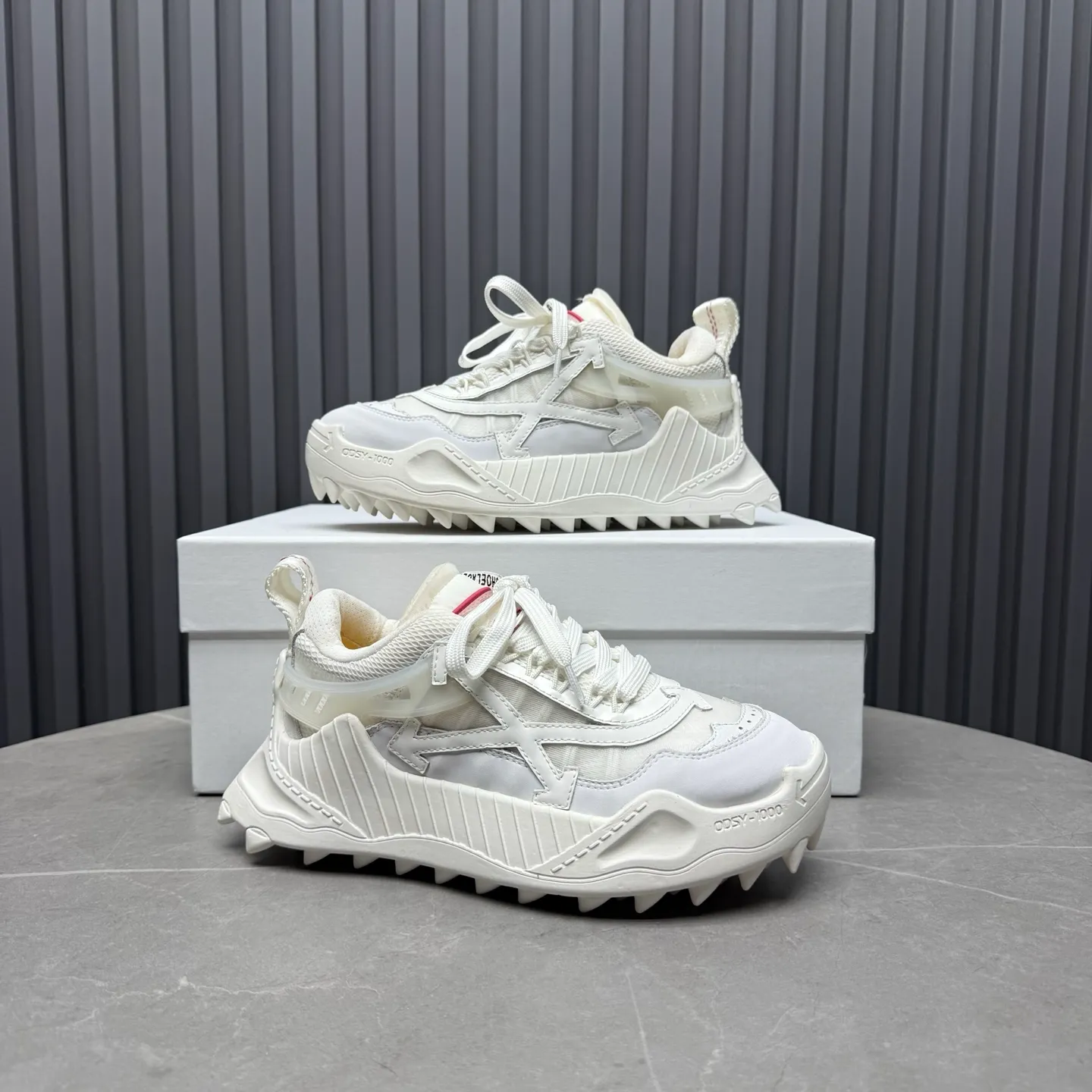 P680 OFF WHITE⚡️Couple style⚡️ Size: 35-40 women’s style 39-46 men’s style
